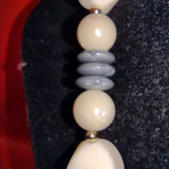 VTG Trifari Cream And Gray Acrylic bead 16" necklace With Gold Tone Spacers NWT - Picture 5 of 7